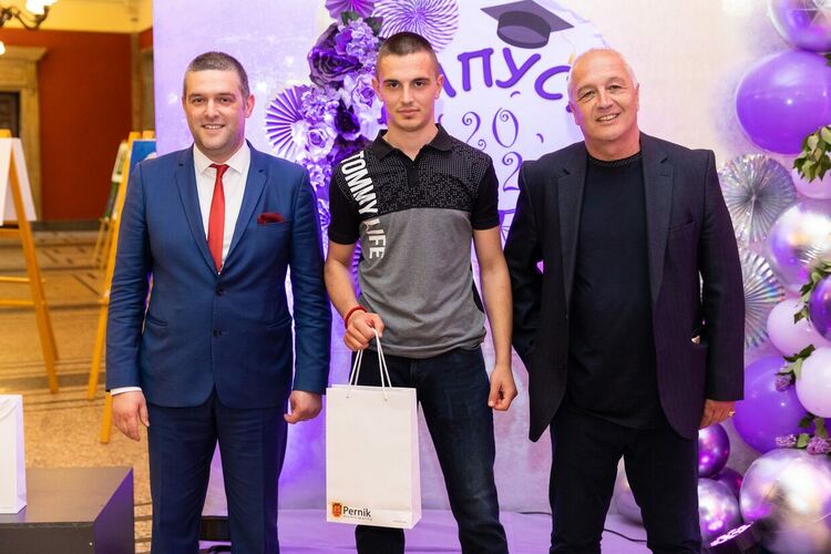 Зам.-кметът на Община Перник Стефан Кръстев и секретарят на общината Мартин Жлябинков се срещнаха с най-изявените абитуриенти от пернишките училища