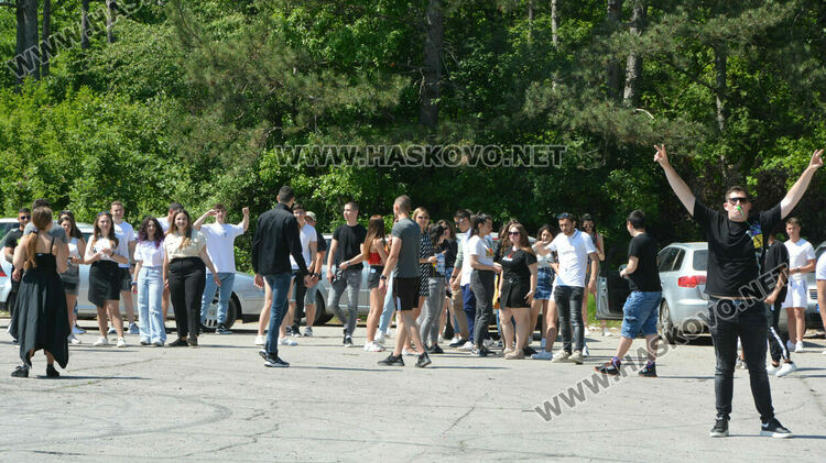 Абитуриенти продължиха да празнуват на паркинг и автополигон в Хасково
