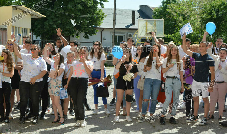 Тържествено изпратиха 105 абитуриенти в Гимназията по туризъм