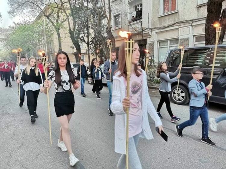 Учениците и учителите от VI СУ „Св. Св. Кирил и Методий“ отбелязаха патронния си празник и 179-та годишнина от създаването на най-старото пернишко училище