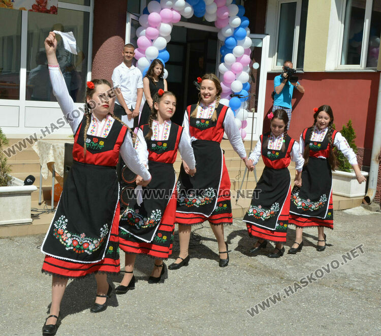 Тържествено изпратиха 105 абитуриенти в Гимназията по туризъм