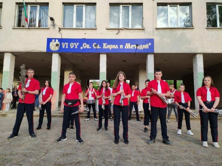 Учениците и учителите от VI СУ „Св. Св. Кирил и Методий“ отбелязаха патронния си празник и 179-та годишнина от създаването на най-старото пернишко училище