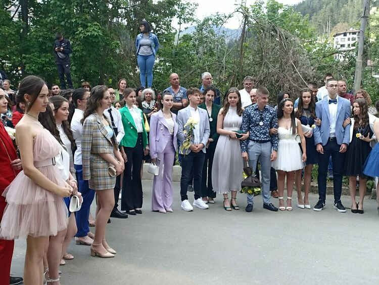 Райковската гимназия изпрати випуск 2022