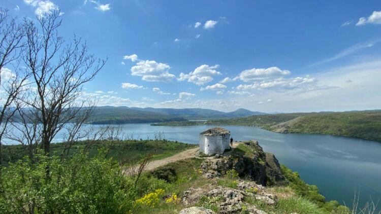 Почистват язовир „Пчелина“