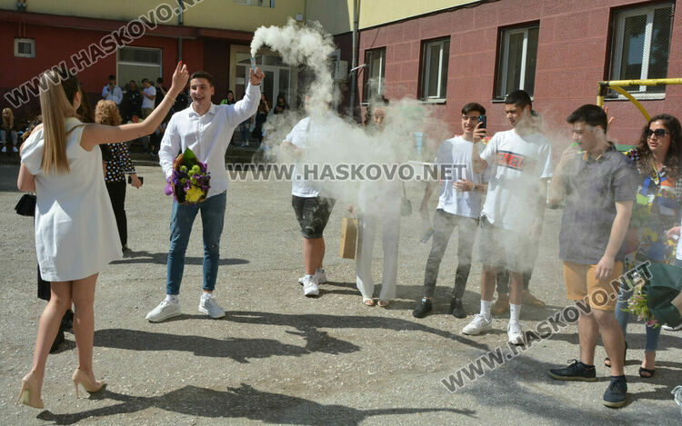 Тържествено изпратиха 105 абитуриенти в Гимназията по туризъм