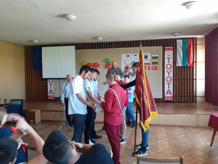 Гимназията по транспорт изпрати абитуриентите с авторски химн и стихотворения