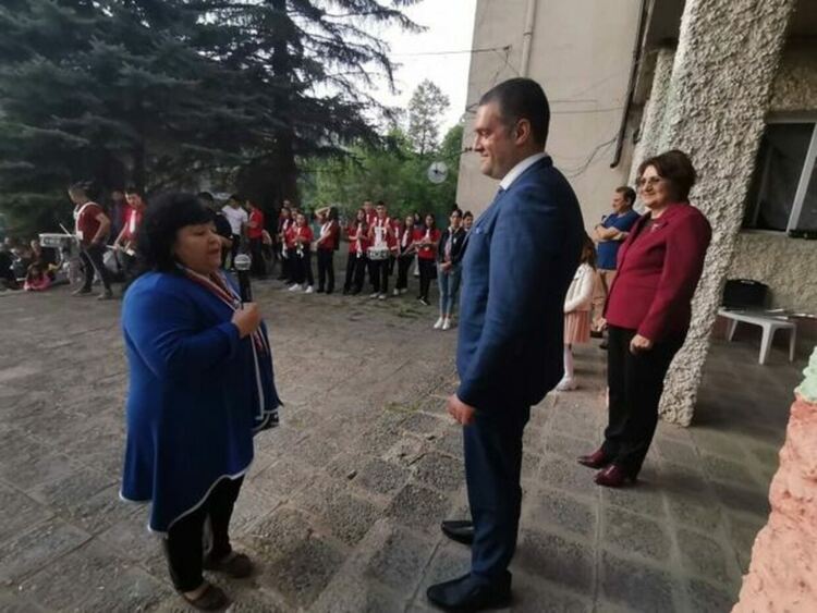 Учениците и учителите от VI СУ „Св. Св. Кирил и Методий“ отбелязаха патронния си празник и 179-та годишнина от създаването на най-старото пернишко училище