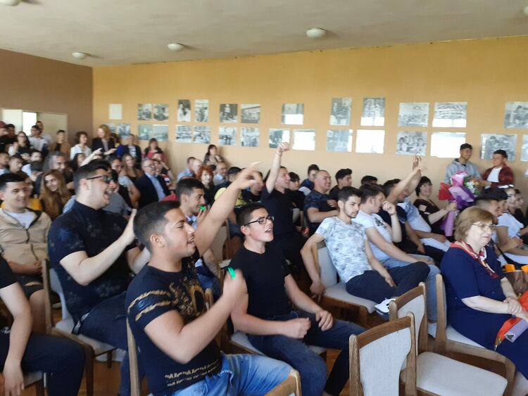 Гимназията по транспорт изпрати абитуриентите с авторски химн и стихотворения