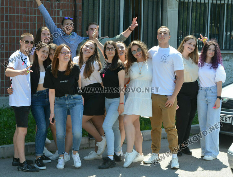 Абитуриенти продължиха да празнуват на паркинг и автополигон в Хасково