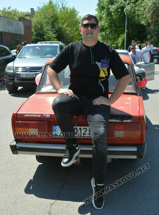 Абитуриенти продължиха да празнуват на паркинг и автополигон в Хасково