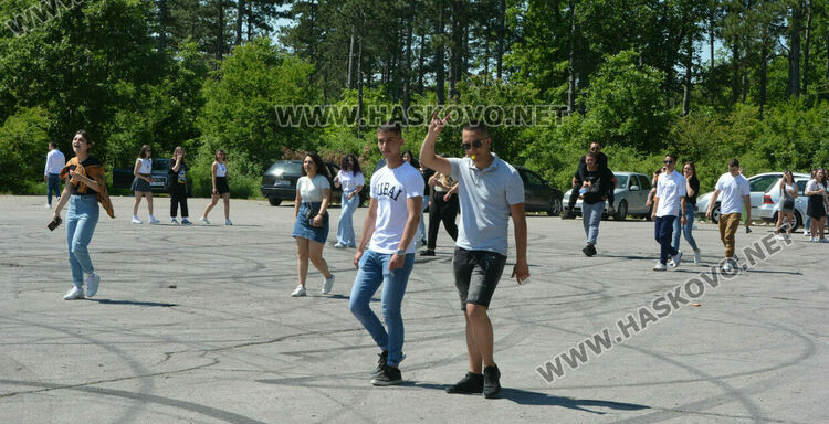 Абитуриенти продължиха да празнуват на паркинг и автополигон в Хасково