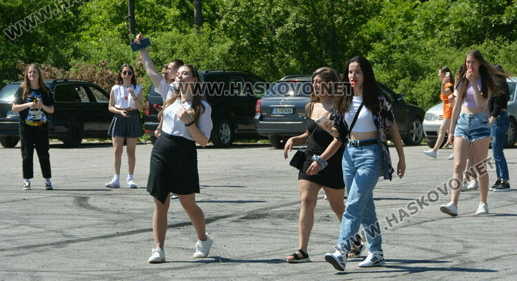 Абитуриенти продължиха да празнуват на паркинг и автополигон в Хасково