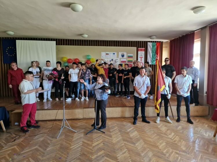 Гимназията по транспорт изпрати абитуриентите с авторски химн и стихотворения