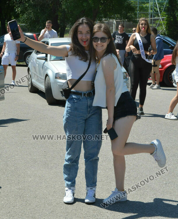 Абитуриенти продължиха да празнуват на паркинг и автополигон в Хасково