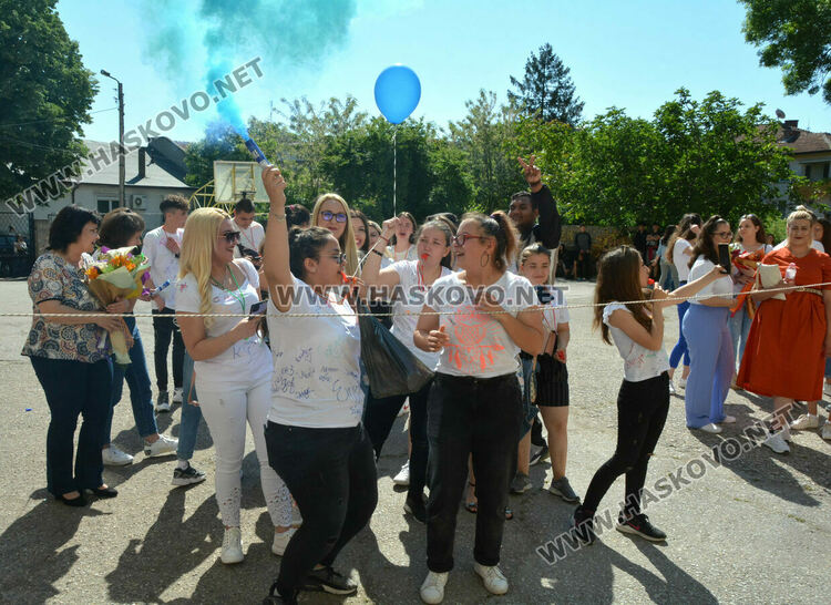 Тържествено изпратиха 105 абитуриенти в Гимназията по туризъм