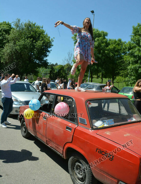 Абитуриенти продължиха да празнуват на паркинг и автополигон в Хасково