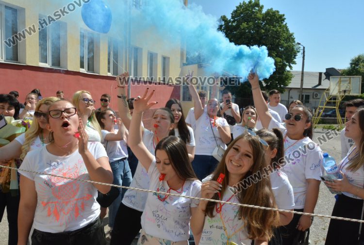 Тържествено изпратиха 105 абитуриенти в Гимназията по туризъм