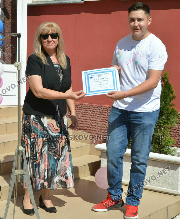 Тържествено изпратиха 105 абитуриенти в Гимназията по туризъм