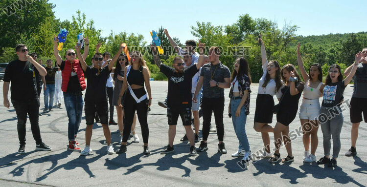 Абитуриенти продължиха да празнуват на паркинг и автополигон в Хасково