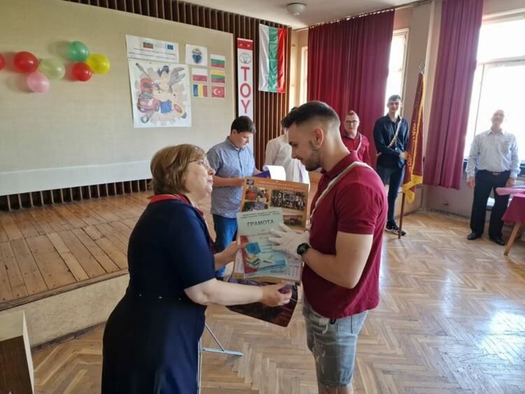 Гимназията по транспорт изпрати абитуриентите с авторски химн и стихотворения