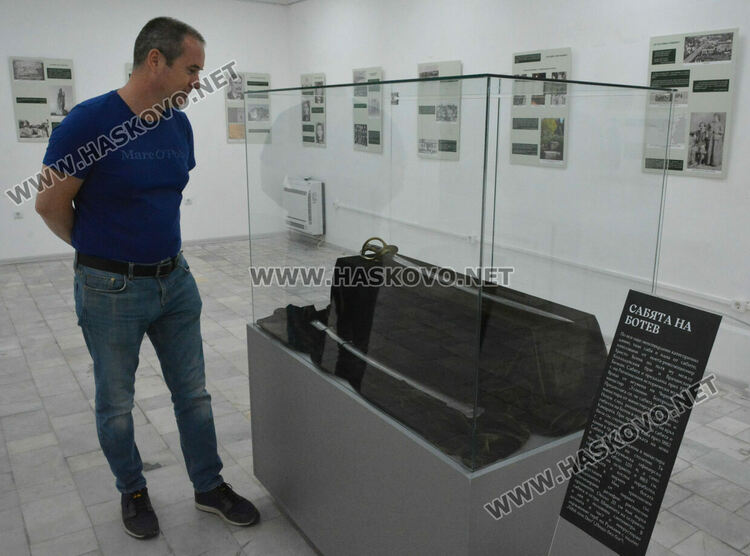 Хасковлии разгледаха сабята на Ботев в Нощта на музеи