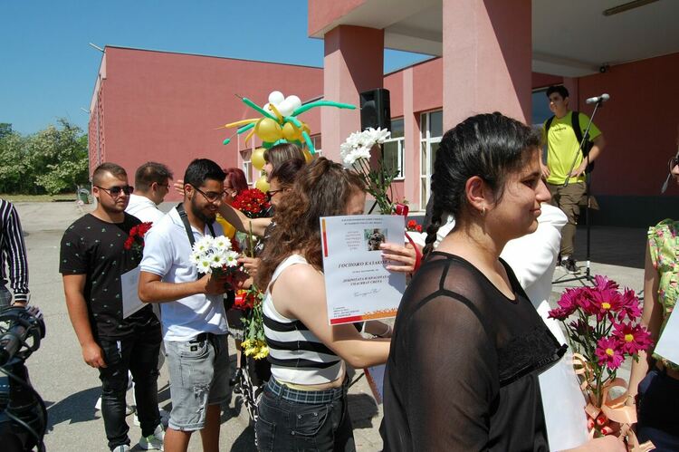 Зрелостниците на ПГСС се разделят с училището, но остават приятели