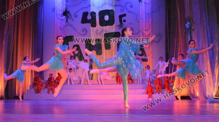 Почитатели изпълниха “Заря” за 40-годишнината на балет “Тангра”