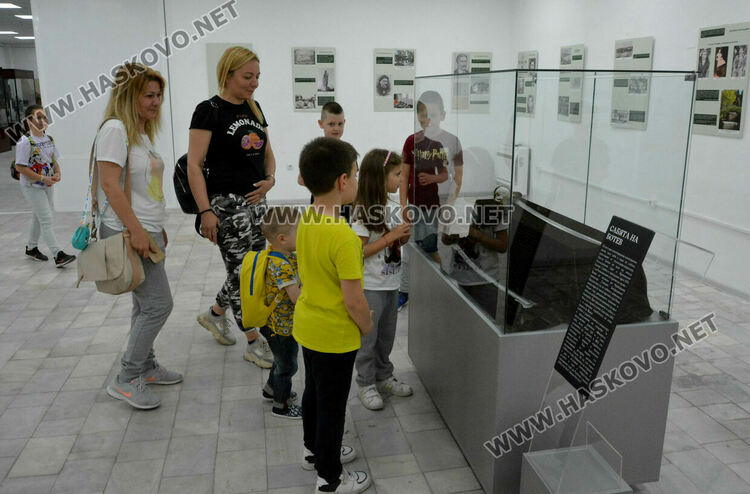 Хасковлии разгледаха сабята на Ботев в Нощта на музеи