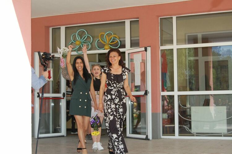 Зрелостниците на ПГСС се разделят с училището, но остават приятели