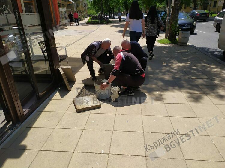 Общината подхвана тротоарите по бул.”България”,  подновяват се и се заздравяват настилките