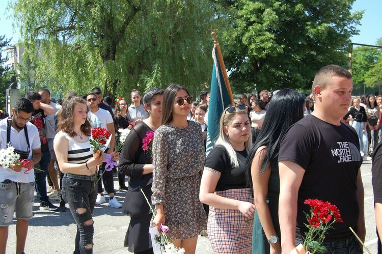 Зрелостниците на ПГСС се разделят с училището, но остават приятели