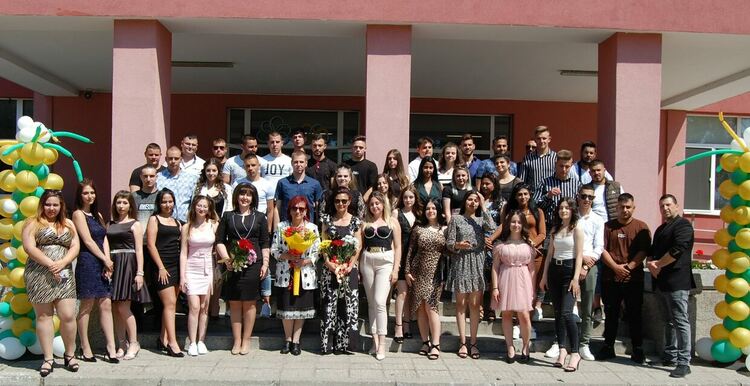 Зрелостниците на ПГСС се разделят с училището, но остават приятели