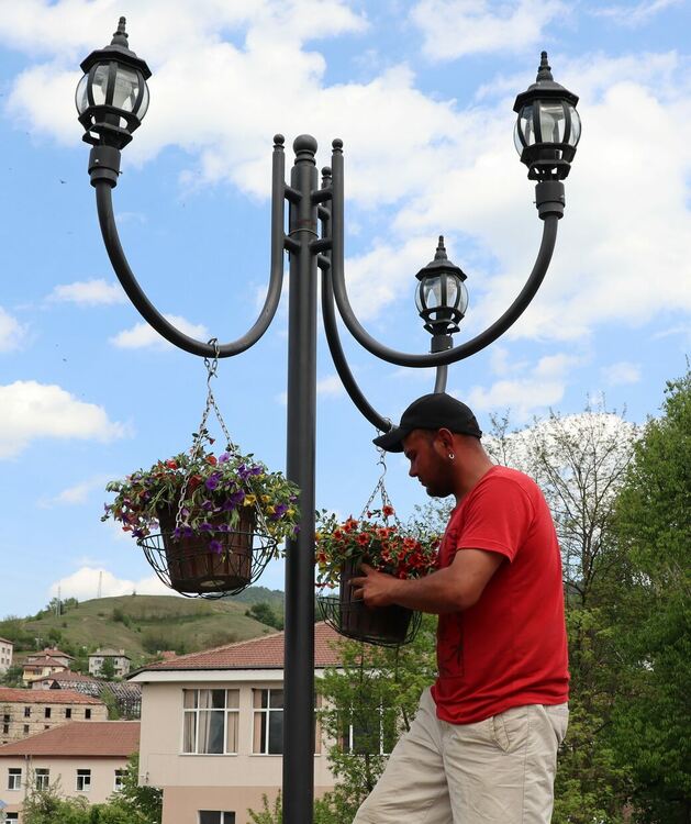 Разноцветни пролетни цветя красят центъра на Ардино