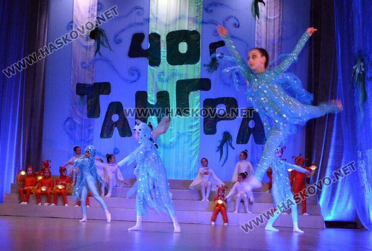 Почитатели изпълниха “Заря” за 40-годишнината на балет “Тангра”