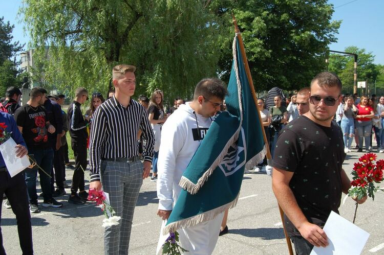 Зрелостниците на ПГСС се разделят с училището, но остават приятели