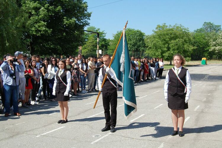 Зрелостниците на ПГСС се разделят с училището, но остават приятели