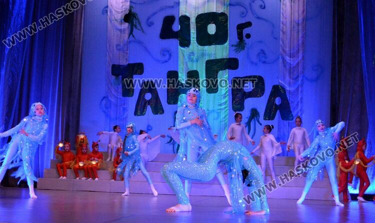 Почитатели изпълниха “Заря” за 40-годишнината на балет “Тангра”