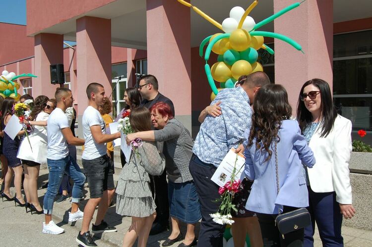 Зрелостниците на ПГСС се разделят с училището, но остават приятели