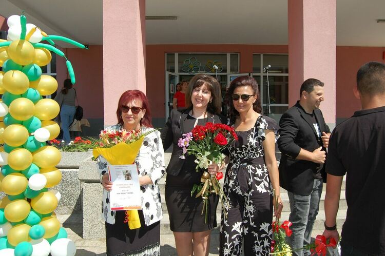 Зрелостниците на ПГСС се разделят с училището, но остават приятели