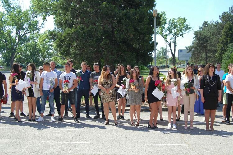 Зрелостниците на ПГСС се разделят с училището, но остават приятели