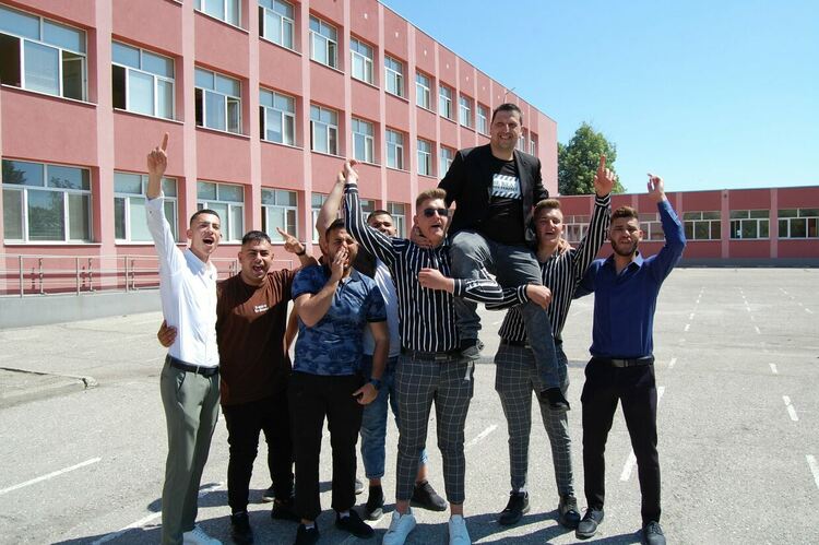 Зрелостниците на ПГСС се разделят с училището, но остават приятели