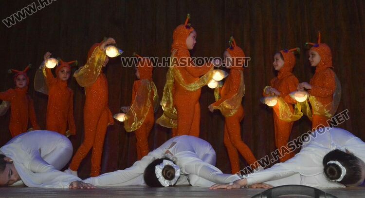 Почитатели изпълниха “Заря” за 40-годишнината на балет “Тангра”