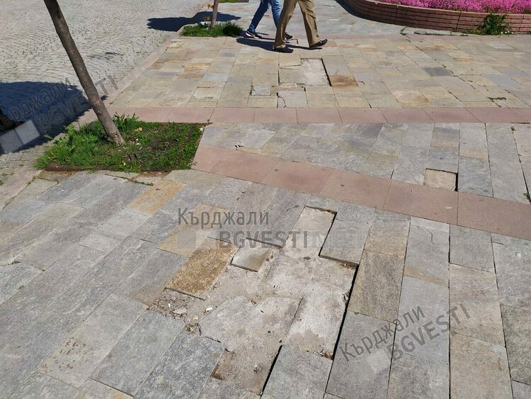 Общината подхвана тротоарите по бул.”България”,  подновяват се и се заздравяват настилките