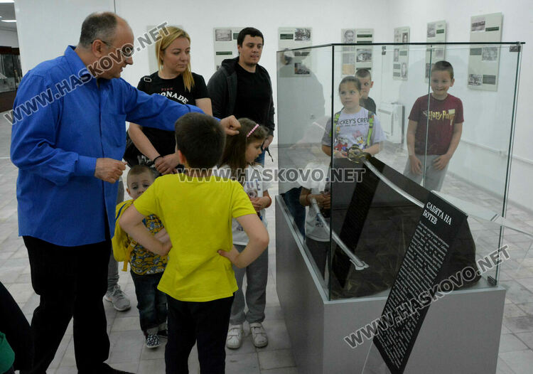 Хасковлии разгледаха сабята на Ботев в Нощта на музеи