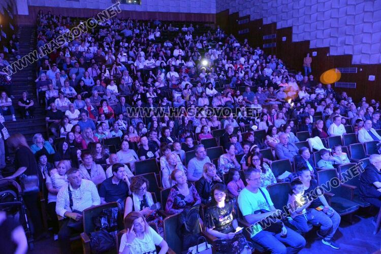 Почитатели изпълниха “Заря” за 40-годишнината на балет “Тангра”