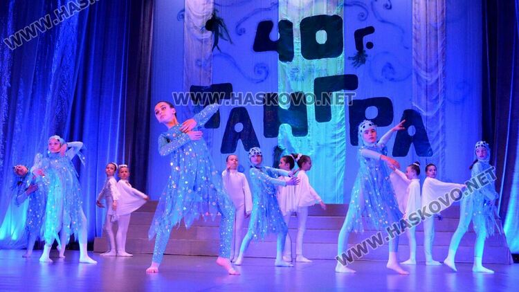 Почитатели изпълниха “Заря” за 40-годишнината на балет “Тангра”