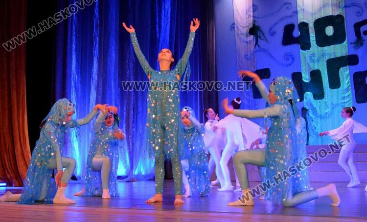 Почитатели изпълниха “Заря” за 40-годишнината на балет “Тангра”