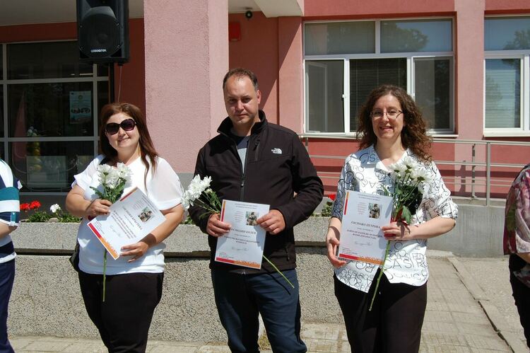 Зрелостниците на ПГСС се разделят с училището, но остават приятели