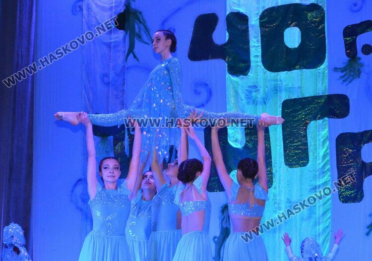 Почитатели изпълниха “Заря” за 40-годишнината на балет “Тангра”