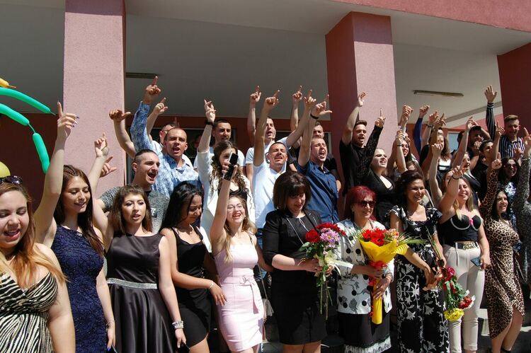 Зрелостниците на ПГСС се разделят с училището, но остават приятели